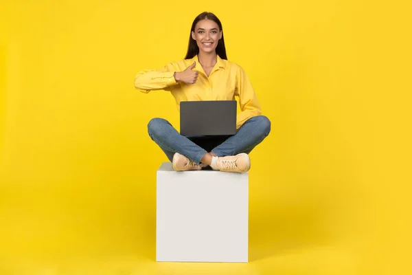 Cheerful Female Using Laptop Computer Gesturing Thumbs Smiling Camera Posing — Foto de Stock
