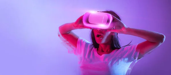 Surprised Millennial Lady Virtual Reality Glasses Having Great Virtual Experience — Zdjęcie stockowe