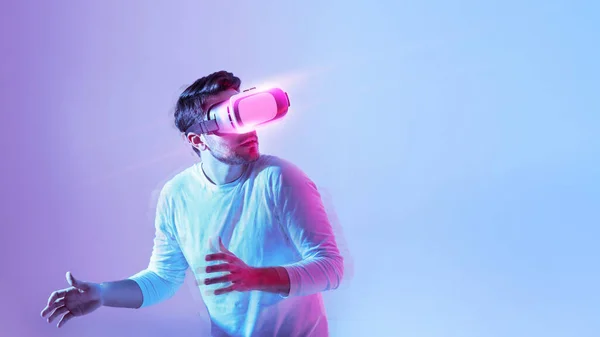 Bearded Millennial Guy White Using Modern Headset Glasses Experiencing Virtual — Zdjęcie stockowe