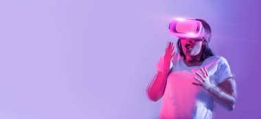 Dijital dünyayı tanımak, modern teknoloji kavramının yaratıcı imajı. Yepyeni gözlüklü ürkek genç kadın neon ışıklı arka plan, stüdyo çekimi, fotokopi alanı olan panorama