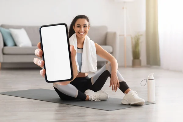 App Fitness Entrenamiento Femenino Joven Feliz Hogar Mostrando Smartphone Grande —  Fotos de Stock