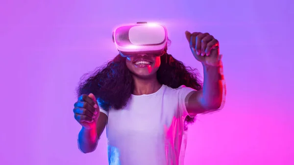 Cheery Young African American Lady Headset Playing Online Game Virtual — Stockfoto