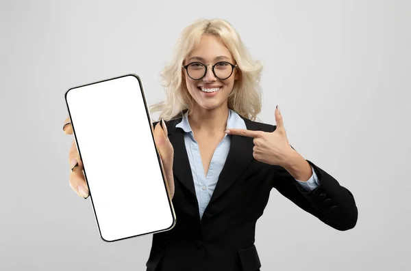 Business Offer Smiling Young Businesslady Pointing Big Blank Smartphone Hand — Foto de Stock