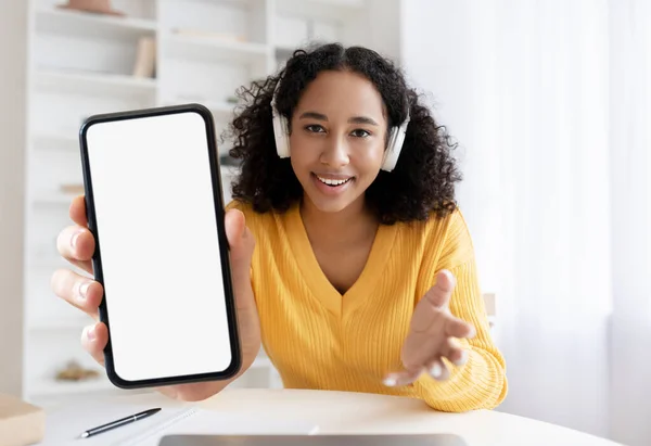 Online Education Cheerful Black Woman Headset Demonstrating Big Blank Smartphone — Stockfoto