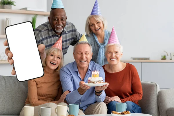 Skupina Šťastných Seniorů Slaví Narozeniny Demonstrující Big Blank Smartphone Veselý — Stock fotografie