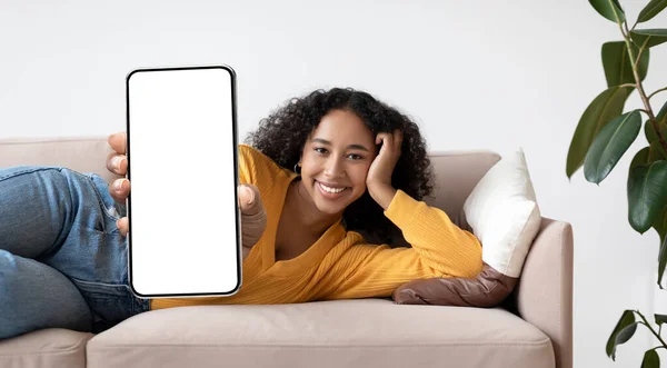 Young Black Woman Showing Smartphone Big Blank Screen While Relaxing — Foto Stock