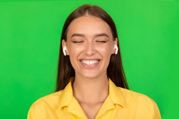 Πορτρέτο Της Χαρούμενης Γυναίκας Ακούγοντας Μουσική Ακουστικά Ακουστικάκλείσιμο Μάτια Απολαμβάνοντας — Φωτογραφία Αρχείου