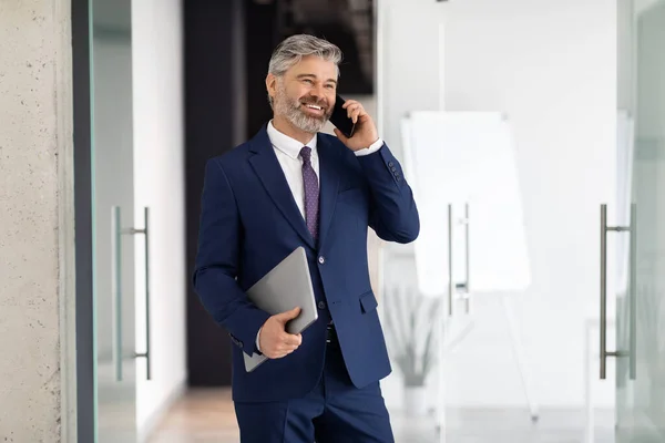 Портрет Счастливого Бизнесмена Средних Лет Костюме Выходящего Офиса Успешного Финансового — стоковое фото