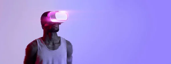 Fit Black Guy Wearing Headset Exercising Virtual Reality Gear Neon — Zdjęcie stockowe