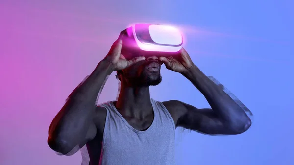 Athletic Black Guy Wearing Headset Doing Virtual Workout Augmented Reality — Zdjęcie stockowe