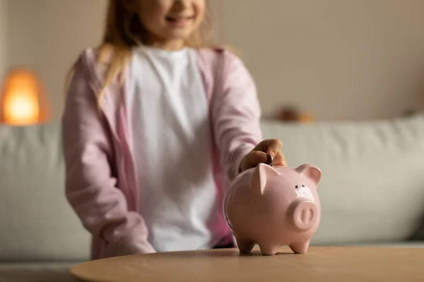 Menina Ireconhecível Colocando Moeda Piggybank Levantando Poupança Dinheiro Pessoal Casa — Fotografia de Stock