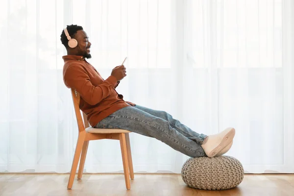 Side View Black Guy Relaxing Listening Music Using Smartphone Wearing — Stockfoto