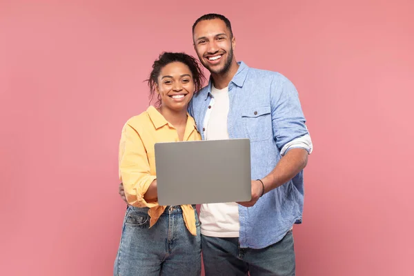 Portrait Happy African American Couple Holding Using Laptop Choosing Purchase — Stockfoto