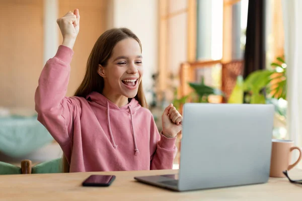 Garota Adolescente Feliz Sentada Mesa Com Laptop Fazendo Gesto Sim — Fotografia de Stock