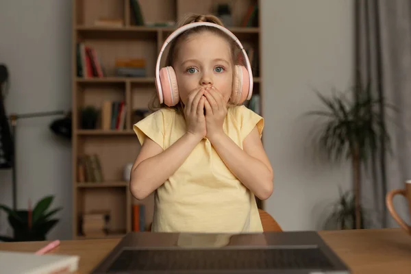Shocked Kid Girl Looking Laptop Covering Mouth Making Video Call — Stockfoto