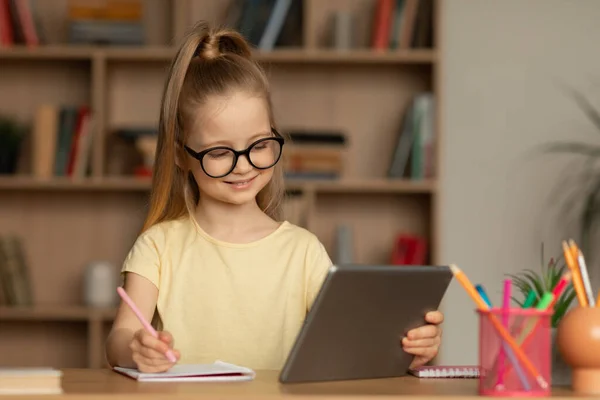 Kid Girl Usando Tablet Digital Computador Tomando Notas Aprendendo Online — Fotografia de Stock