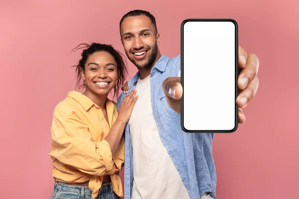Retrato Pareja Afroamericana Feliz Presentando Teléfono Celular Con Maqueta Promocionando — Foto de Stock