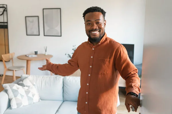 Welcome New Home Cheerful Black Guy Opening Door His Apartment —  Fotos de Stock