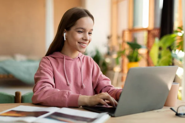 Feliz Chica Adolescente Escribiendo Ordenador Portátil Teniendo Lección Línea Mientras —  Fotos de Stock