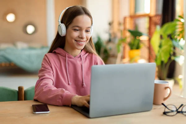 Crianças Conceito Tecnologia Menina Adolescente Feliz Sentada Mesa Usando Laptop — Fotografia de Stock