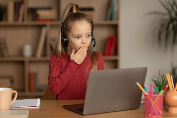 Shocked Kid Girl Looking Laptop Computer Shock Wearing Headset Learning — Stock fotografie