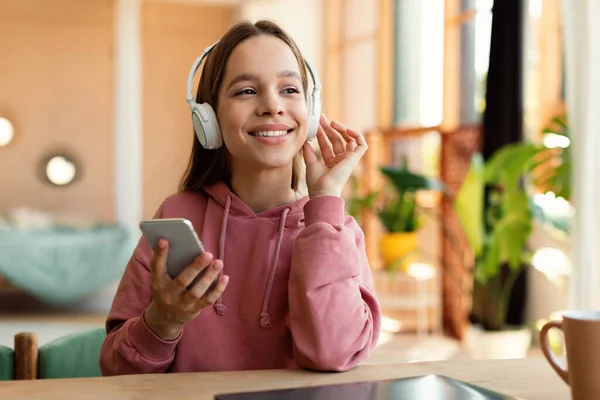 Happy Caucasian Teen Girl Wearing Wireless Headphones Using Cellphone Sitting — Photo