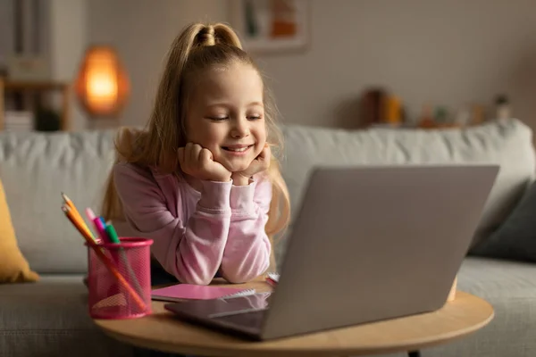 Електронне Навчання Щаслива Школярка Дивлячись Ноутбук Дивиться Урок Навчання Онлайн — стокове фото