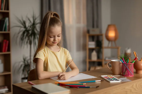 Menina Desenho Com Pincel Sentado Mesa Casa Criança Aprendendo Desenhar — Fotografia de Stock