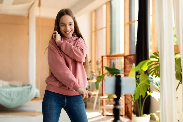 Gen Vlogger Excited Teenager Girl Filming Video Social Media Dancing — ストック写真