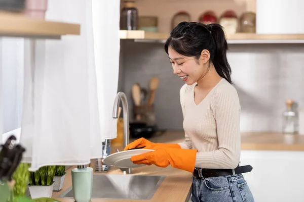 Веселая Молодая Азиатка Домохозяйка Красочных Резиновых Перчатках Моет Посуду Одна — стоковое фото