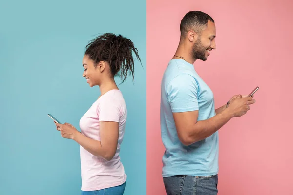 Social Network Addiction Young African American Couple Using Smartphones Standing — Fotografia de Stock