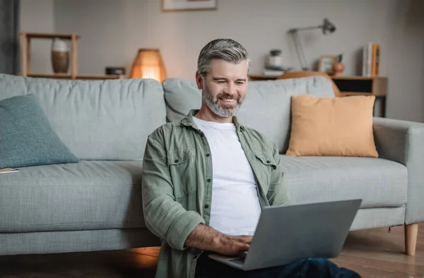 Glad Senior European Man Beard Works Laptop Has Meeting Living — Foto de Stock