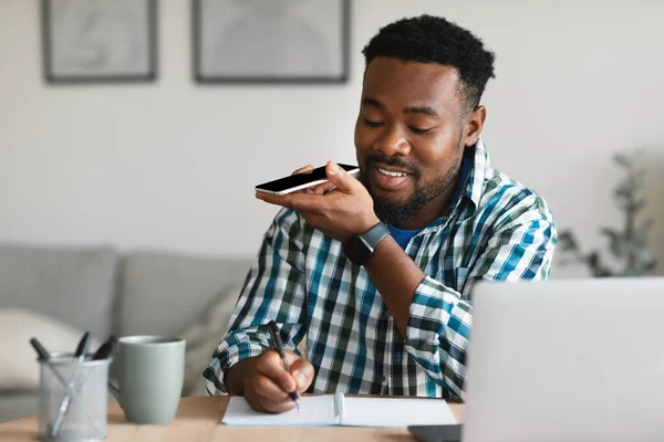 Uomo Affari Nero Successo Che Parla Sul Cellulare Modalità Altoparlante — Foto Stock