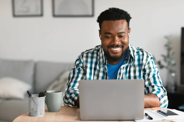 Cheerful Black Man Using Laptop Working Distantly Online Sitting Desk — Stock Fotó
