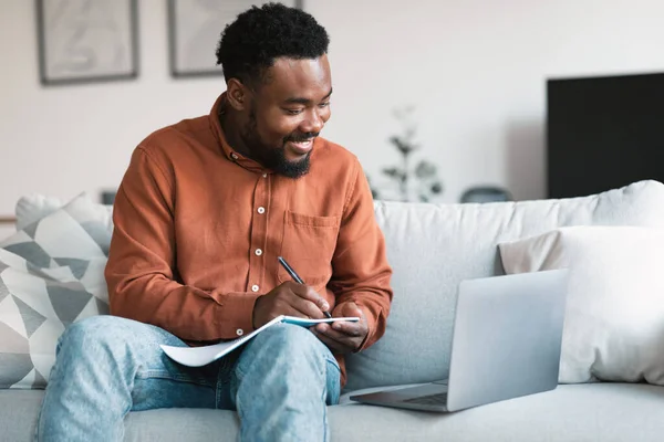 Learning Cheerful Black Millennial Man Using Laptop Taking Notes Learning — Foto Stock