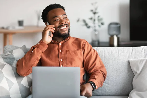 Sorridente Ragazzo Afroamericano Che Utilizza Computer Portatile Parlando Telefono Comunicare — Foto Stock
