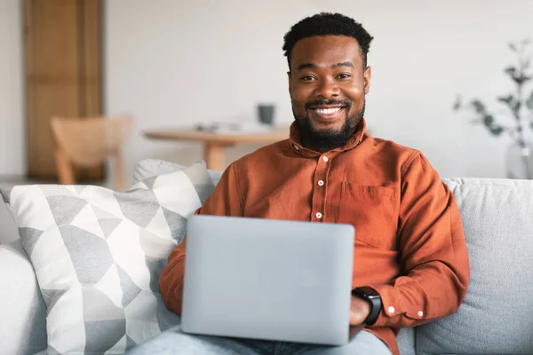 Hombre Negro Feliz Usando Computadora Portátil Sonriendo Cámara Navegando Por —  Fotos de Stock