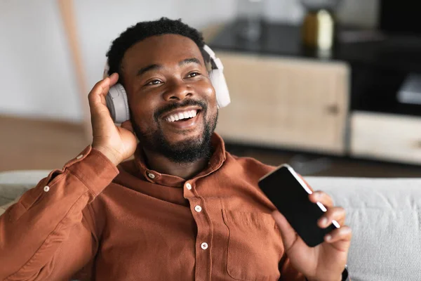 Musical Application Cheerful Black Guy Listening Music Online App Holding — Stockfoto