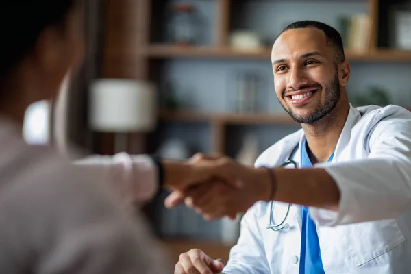 Handsome Young Arabic Doctor Smiling Shaking Female Patient Hand Cheerful — Stockfoto