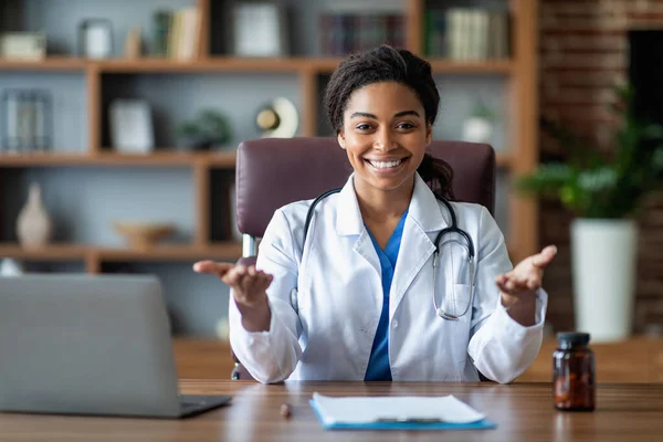 Cheerful Doctor Young Black Woman White Robe Stethoscope Working Clinic — Fotografia de Stock