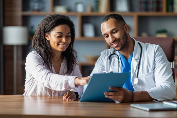 Pretty Young Black Woman Attending Doctor Nutritionist Private Clinic Cheerful — Fotografia de Stock