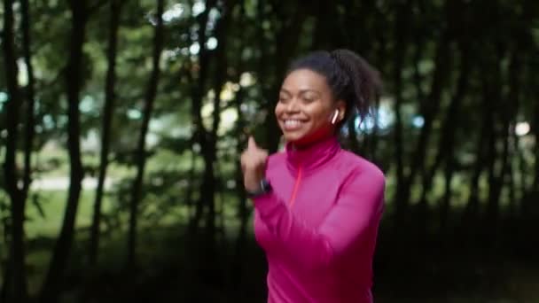 Sports Workout Young Active Happy African American Lady Athlete Running — Vídeo de Stock