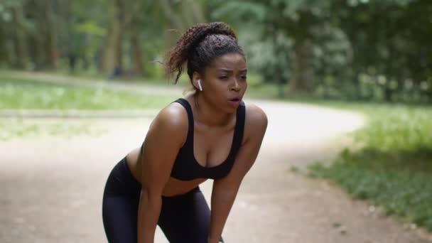 Exhausting Cardio Training Tired Black Female Jogger Earbuds Taking Break — Stok video