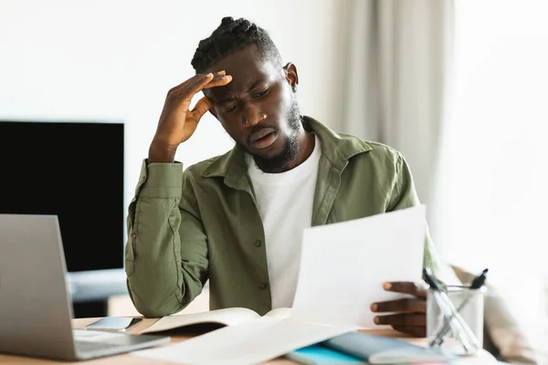Upset Black Guy Sitting Table Home Office Reading Letter Mail —  Fotos de Stock