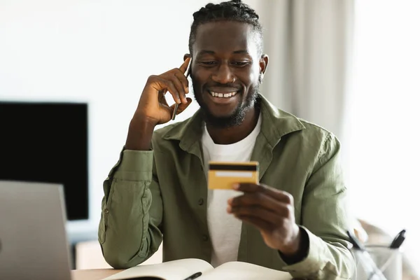 Excited Black Man Holding Credit Card Calling His Bank Webstore — Zdjęcie stockowe