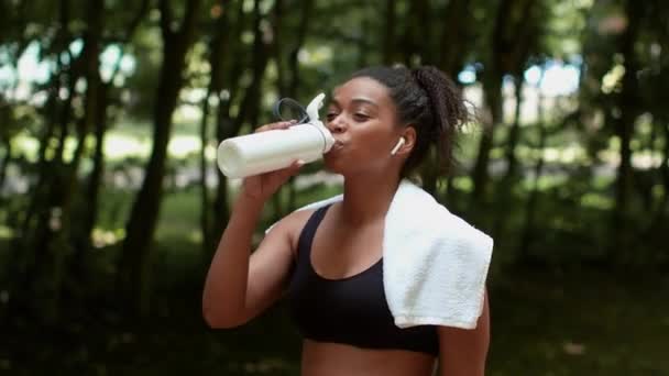 Productive Training Concept Tired Happy African American Woman Athlete Drinking — ストック動画