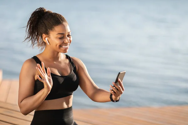 Mulher Negra Jovem Positivo Ter Vídeo Chat Com Treinador Fitness — Fotografia de Stock
