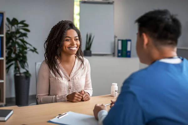 Happy Pretty Young African American Woman Patient Consultation Asian Man — Foto de Stock