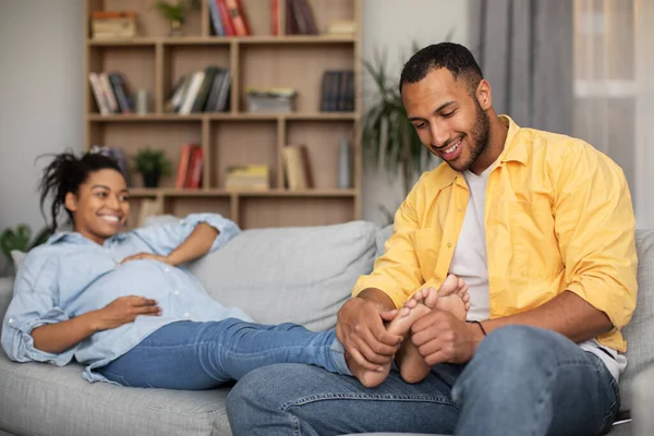 Těhotenství Štěstí Milující Afroameričan Manžel Masáže Těhotné Manželky Podpatky Sedí — Stock fotografie