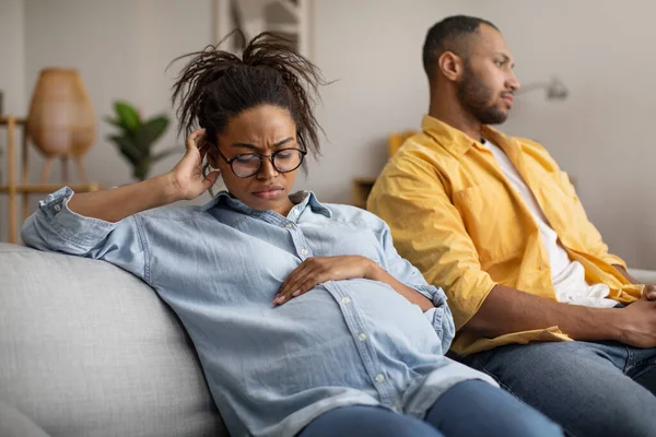 Marital Crisis Unhappy Pregnant Black Wife Sitting Indifferent Husband Quarrel — Stok fotoğraf